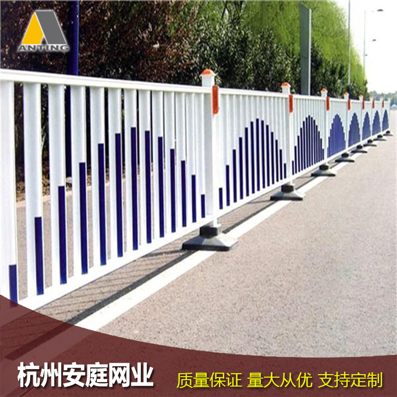 安庭交通京式护栏 镀锌钢网防腐市政工程蓝白隔离防护栏