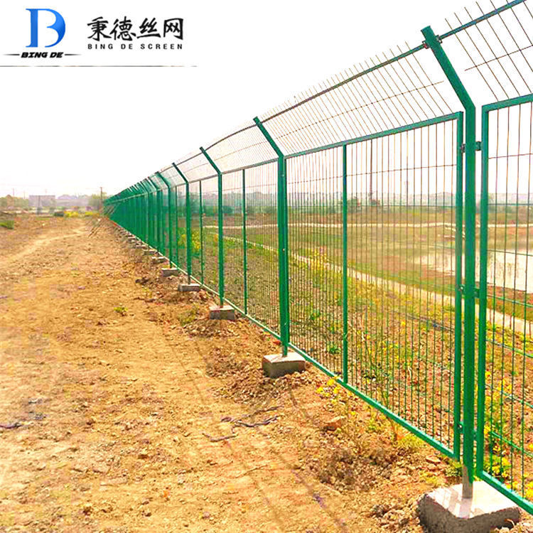 马路绿色焊接网隔离栅 圈地围栏包塑围栏网 框架焊接网隔离护栏