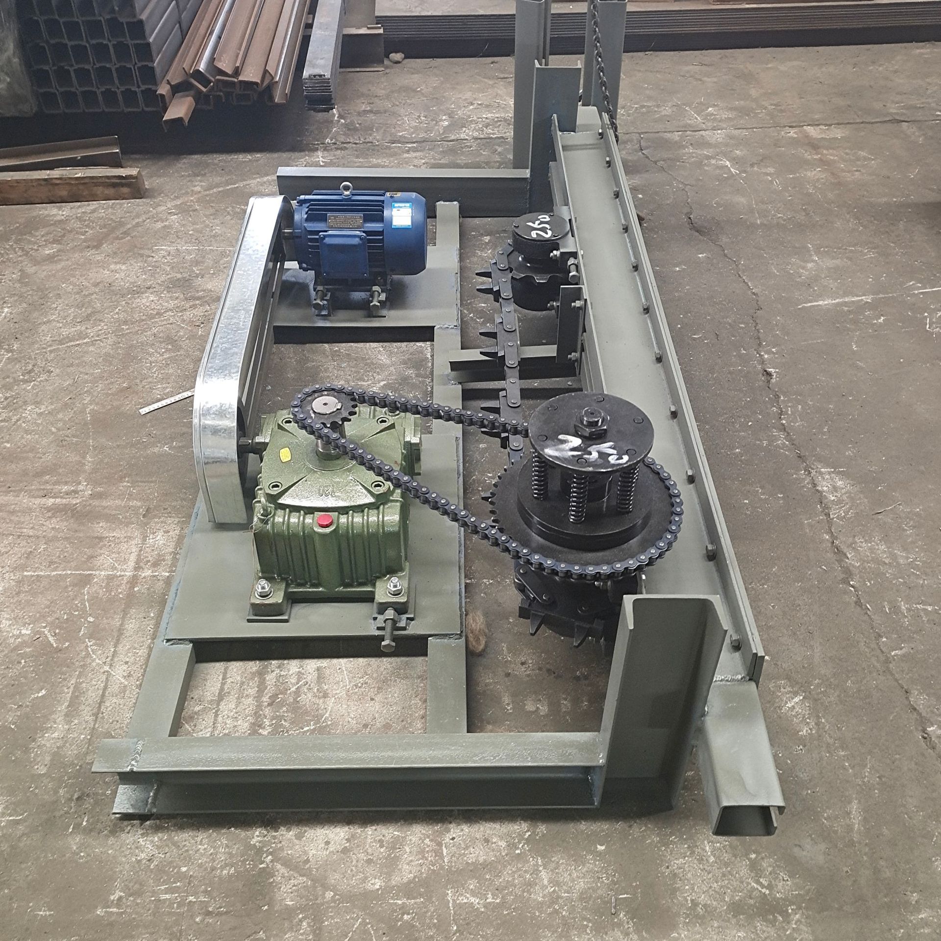 供应辐照小车输送线，侧向驱动装置